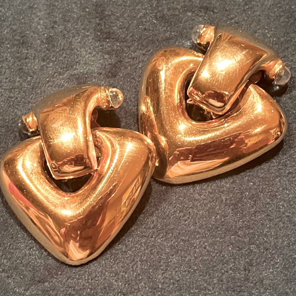 Gorgeous large golden tone 80s clip on earrings